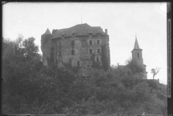 [Environs de Decazeville : le château de Gironde et la chapelle]. - Toulouse : édition Labouche frères, [entre 1920 et 1950]. - Photographie