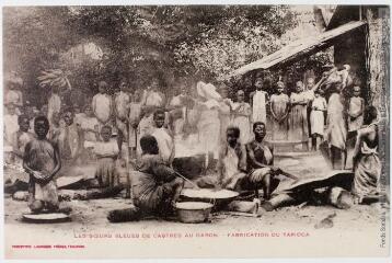 Les Soeurs Bleues de Castres au Gabon : fabrication du tapioca. - Toulouse : phototypie Labouche frères, marque LF au verso, [entre 1918 et 1937]. - Carte postale