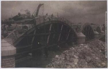 Saint-Loup : pont sur l'Allier : construction de la 4e voûte. - Toulouse : maison Labouche frères, [entre 1900 et 1920]. - Photographie