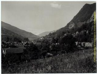 Cierp-Gaud : village dans la vallée de la Pique (carrière en arrière-plan) / J.-E. Auclair photogr. - [entre 1920 et 1950]. - Photographie