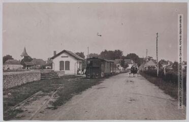 Les Basses-Pyrénées. 672. Geus, près Oloron : la gare et le [village]. - Toulouse : phototypie Labouche frères, [entre 1905 et 1937]. - Carte postale