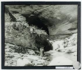 Sortie de la grotte du Mas d'Azil / cliché François Gadrat. - [entre 1905 et 1915].