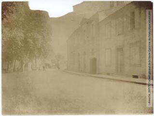 L'Aude. 710. Pezens : école de filles, route nationale. - Toulouse : maison Labouche frères, [entre 1900 et 1940]. - Photographie
