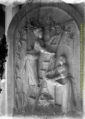 Panneau de bois sculpté : scène de vendange. - [entre 1900 et 1920]. - Photographie