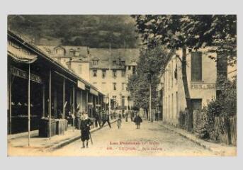 Les Pyrénées (1ère série). 109. Luchon : Rue Sylvie. - Toulouse : Labouche frères, marque LF au verso, [entre 1905 et 1930]. - Carte postale