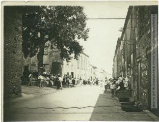 Le Roussillon. 391. Pollestres P.O. : la Grand'rue. - Toulouse : maison Labouche frères, [entre 1900 et 1920]. - Photographie