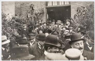 13. [Militants à la sortie de la salle du Congrès] / photographie Georges Baudillon (1881-1915). - 15-18 octobre 1908. - Carte-photo