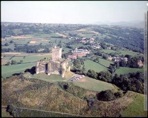 Montgaillard, Hautes-Pyrénées : vue rapprochée de l'église sur grosse motte. - septembre 1976. - Photographie