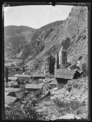 Eglise de Canillo vu de l'est et le col d'Ordino / cliché Henri Gaussen. - 27 août 1922.