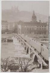 [Lyon : pont de la Guillotière et l'Hôtel-Dieu] / photographie Emmanuel Lejeune, 50 rue Paul-Bert, Lyon. - Toulouse : maison Labouche frères, [entre 1900 et 1920]. - Photographie