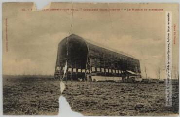 10. Pau : parc aérostatique de la compagnie transaérienne : le hangar du dirigeable / Cliché Ed. Jacques. - Toulouse : phototypie Labouche frères, [entre 1905 et 1937]. - Carte postale