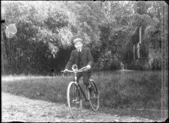 Famille Monsieur André Brusson. Promenade à bicyclette.