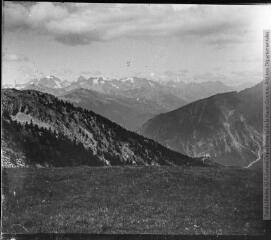Vue sur le massif du Pelvoux, la barre des Ecrins (4103 m) pris des prés du Gondran. 29 juillet 1905.