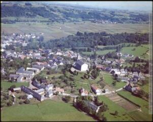 Mauvezin, Hautes-Pyrénées : vue générale avec le château au premier plan. - septembre 1976. - Photographie