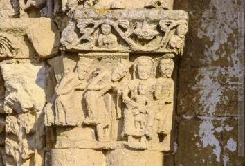 Haux : portail ouest de l'église Saint-Martin et autres éléments sculptés de la façade.