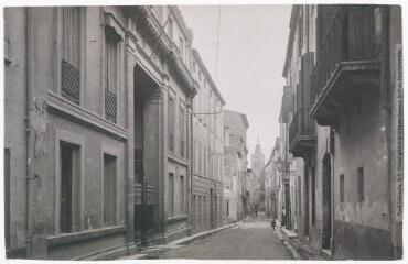 Les Pyrénées-Orientales. 532. Prades : rue de la Sous-Préfecture. - Toulouse : phototypie Labouche frères, marque LF au verso, [entre 1905 et 1925]. - Carte postale
