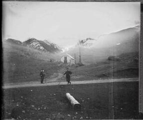 Au plateau de Honudas Bignant ? Vue sur le St Mont [rochers des Cinq Monts] et le Lauriol [Lauriolle]. 26 décembre 1904.