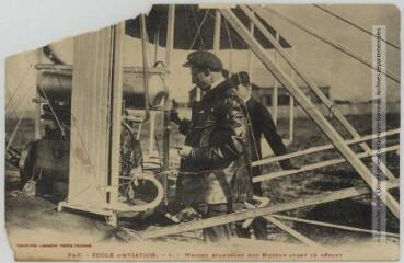 Pau : école d'aviation. 1. Wright examinant son moteur avant le départ. - Toulouse : phototypie Labouche frères, [entre 1905 et 1937]. - Carte postale
