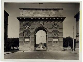 Montpellier (Hérault) : arc de triomphe et statue équestre de Louis XIV sur la promenade du Peyrou / J.-E. Auclair photogr. - [entre 1920 et 1950]. - Photographie