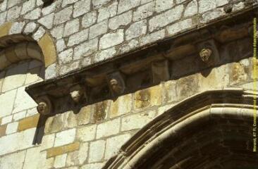 Plan rapproché de la corniche, façade ouest, vue de biais [Les modillons sont décorés de têtes humaines et animales, de style gothique]. - Prise de vue du 16 juillet 1998.