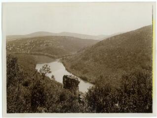 Environs de Ganges (Hérault) : confluent de l'Hérault et du Lamalou dans un paysage de garrigue et montagne / J.-E. Auclair photogr. - [entre 1920 et 1950]. - Photographie