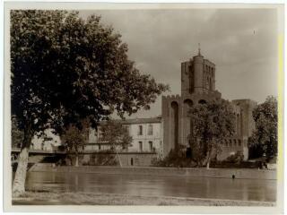 Agde (Hérault) : ancienne cathédrale Saint-Etienne (ensemble sud-ouest) / J.-E. Auclair photogr. - [entre 1920 et 1950]. - Photographie