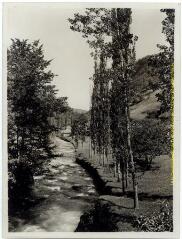 En aval du hameau de Salau (Couflens, Ariège) : haute vallée du Salat / J.-E. Auclair photogr. - [entre 1920 et 1950]. - Photographie
