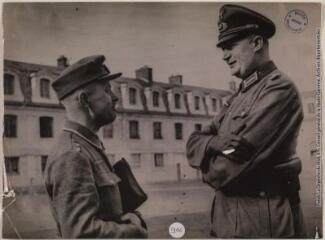 [Versailles : au quartier de la Reine : caserne de la L.V.F. [Légion des volontaires français] : un officier discute avec un homme de troupe]. - [entre 1941 et 1944]. - Photographie