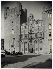 Narbonne (Aude) : hôtel de ville : ancien palais archiépiscopal, donjon et tour Saint-Martial / J.-E. Auclair photogr. - [entre 1920 et 1950]. - Photographie