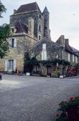 C 1458-1462. Villages de Lacapelle-Biron (Lot-et-Garonne) et Biron (Dordogne). C 1463-1465. Château de Biron. C 1466-1472. Monpazier (Dordogne) : place de la bastide. C 1473-1475. Belvès [Pays-de-Belvès, Dordogne]. C 1476. Vestiges d'un château. C 1477-1479. La Dordogne. C 1480-1484. Domme (Dordogne) : village et grotte. C 1485. Souillac (Lot).