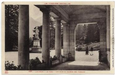 Les Pyrénées Centrales. 107. Luchon [Bagnères-de-Luchon] : le parc : vue sous la galerie des thermes. - Toulouse : phototypie Labouche frères, [entre 1930 et 1937]. - Carte postale