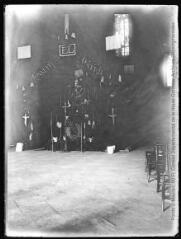 Intérieur d'une église décoré en l'honneur des Morts pour la patrie (Honneur, Patrie). - [entre 1890 et 1920]. - Photographie