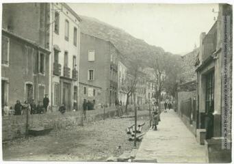 Le Roussillon. 665. Cerbère (Pyr. Or) : avenue de la Poste / photographie Henri Jansou (1874-1966). - Toulouse : maison Labouche frères, [entre 1900 et 1920]. - Photographie