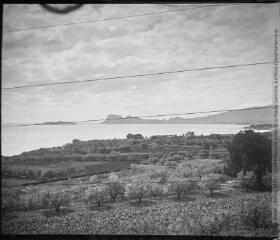 La Ciotat. 5 avril 1902. [Vue prise depuis le train au niveau de « Arène Cros » et on distingue l’Ile Verte au large de La Ciotat].