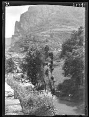 Haute vallée de l'Aude : Sainte-Colombe-sur-Guette ; vue prise de l'aval vers l'amont, du nord vers le sud. - mai-juillet 1922.