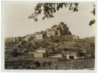 Brissac (Hérault) : village dominé par son château / J.-E. Auclair photogr. - [entre 1920 et 1950]. - Photographie
