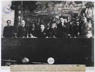 Les Cortes se sont réunis dans le célèbre couvent de Montserrat : les ministres à leur table pendant le discours de Mr Negrin [premier ministre] / photographie Fulgur, Paris. - 4 février 1938. - Photographie