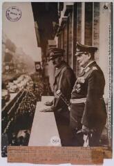 Berlin : le retour du chancellier Hitler : le chancelier Hitler et le maréchal Goering sur le balcon de la chancellerie, alors que la foule l'acclame éperdument / photographie France Presse Voir, Paris. - 16 mars 1938. - Photographie