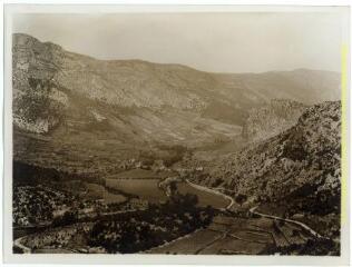 Saint-Jean de Buèges (Hérault) : vallée (champs cultivés, village, montagnes) / J.-E. Auclair photogr. - [entre 1920 et 1950]. - Photographie
