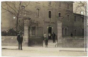 Aude. 98. Limoux : la gendarmerie / cliché A. Trantoul [photographie Amédée Trantoul (1837-1910)]. - Toulouse : maison Labouche frères, [entre 1900 et 1910]. - Photographie