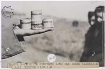 Charge d'hypérite [ypérite] contenue dans une bombe allemande / photographie du service espagnol d'information. - [avant le 27 décembre 1937]. - Photographie