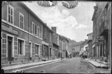 L'Aveyron. 326. Viviez : la route et la poste. - Toulouse : phototypie Labouche frères, [entre 1918 et 1937]. - Carte postale