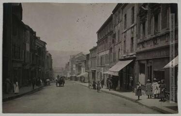 Aveyron. 70. Decazeville : rue Cayrade / photographie Henri Jansou (1874-1966). - Toulouse : maison Labouche frères, [entre 1900 et 1920]. - Photographie