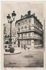 Les Hautes-Pyrénées. 574. Cauterets : la place Saint-Martin. - Toulouse : phototypie Labouche frères, marque LF, [1936]. - Carte postale