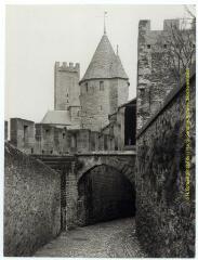 Carcassonne (Aude) : la Cité : avant le passage couvert des Lices / J.-E. Auclair photogr. - [entre 1920 et 1950]. - Photographie