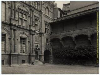 Toulouse : Hôtel d'Assézat : vue partielle des façades sur la cour (porche et galerie) / J.-E. Auclair, Melot photogr. - [entre 1920 et 1950]. - Photographie