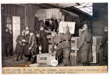 10 000 postes de TSF pour les armées. Voici des soldats chargeant dans un camion les appareils / photographie France Presse Voir, Paris. - 16 décembre 1939. - Photographie