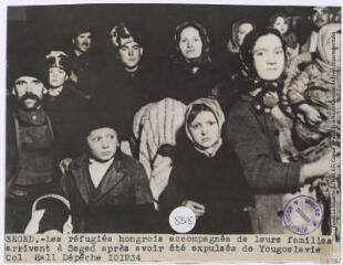 Seged [Szeged] : les réfugiés hongrois accompagnés de leurs familles arrivent à Seged [Szeged] après avoir été expulsés de Yougoslavie / photographie Associated Press Photo, Paris. - [8 décembre 1934]. - Photographie