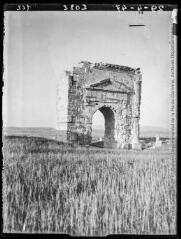 [Tunisie : site archéologique de Makthar : l'arc de triomphe]. - 29 avril 1947.