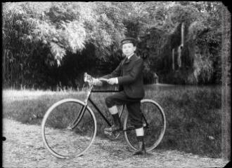 Famille Monsieur André Brusson. Promenade à bicyclette.